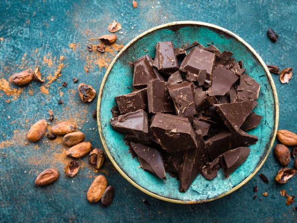Черен шоколад&nbsp;Тъмният шоколад с колкото се може по-висок процент съдържание на какао, е чудесен за подобряване психическото здраве и намаляване на стреса. Полифенолите в шоколада са специфичен вид антиоксиданти, които облекчават стресовите състояния, подобряват сърдечносъдовото здраве, регулират сърдечния ритъм и контролират нивата на кръвната захар.&nbsp;Снимка: istock