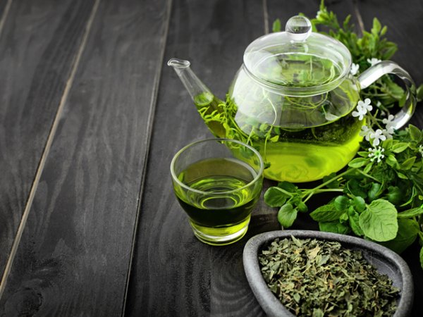 Зелен чайЗеленият чай е много богат на антиоксиданти. Те потискат възпаленията в тялото и подобряват състоянията, свързани с тревожност и стрес. Благодарение на аминокиселината L-теанин в състава си, зеленият чай намалява тревожността и безпокойството, подобрява качествата на съня, подпомага добрата концентрация през деня и спомага за снижаване нивата на стрес в организма.&nbsp;Снимка: istock
