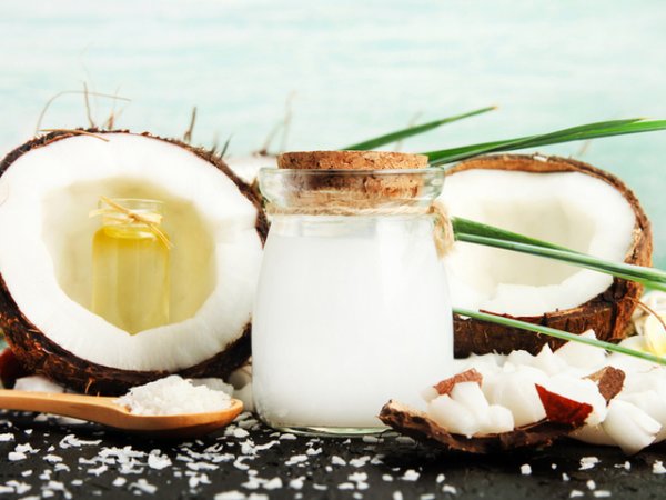 Комбинирайте го с други масла
Освен кокосовото масло има и някои ароматни етерични масла, които може да ползвате за намаляване на целулита. Такива са масло от грейпфрут, розмарин, здравец (тук може да видите и кои други масла помагат при целулит). По няколко капки от тях, може да комбинирате с кокосово масло и да нанесете с леки масажни движения след душ на онези места, на които имате портокалова кожа. При добра поносимост може да ползвате всеки ден или през ден.
Уникалната молекулна структура на кокосовото масло позволява то да бъде бързо абсорбирано от кожата. Освен това маслото е богато на антиоксиданти, като помага на тялото ви да елиминира токсините, които са една от причините за образуване на целулит.&nbsp;Снимка: istock