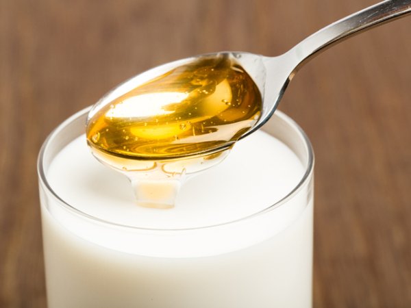 Мед и мляко при стрес, безсъние
Чаша мляко с мед е чудесна напитка след напрегнат ден. Освен това комбинацията се грижи за здравето на костите, храносмилателната система, прави кожата по-красива, забавя преждевременното стареене.&nbsp;Снимка: istock