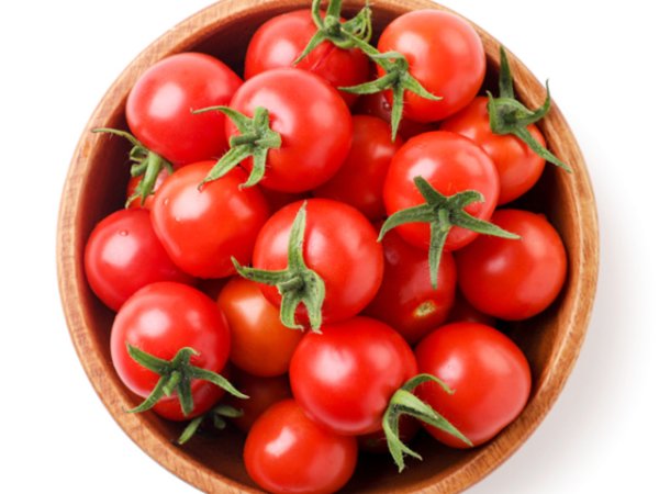 Домати&nbsp;В доматите се съдържат 94% вода. Прекрасният им вкус не е единственото, заради което заслужават място на трапезата. Те са богат източник на витамин С и ликопен &ndash; антиоксидант, който намалява възпаленията и стреса, влияе положително на сърдечносъдовата и нервната система. Източник са още на витамин А, който заедно с витамин С играе важна роля за имунитета, деленето и регенерацията на клетките, предпазването на тъканите от увреждания.&nbsp;Снимка: istock