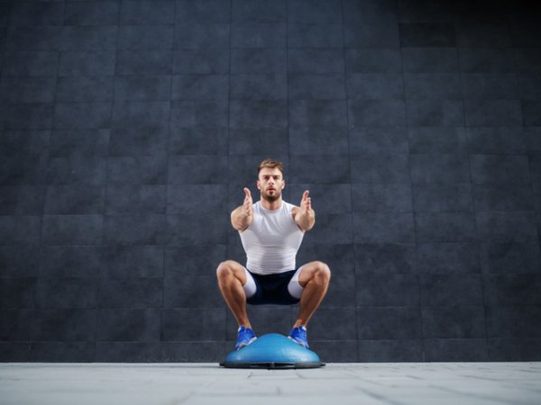 Клекове върху&nbsp;Bosu Ball за баланс.
Снимка: Istock