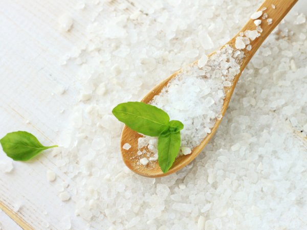 Йодирана сол
За предпочитане е да се използва чиста необработена морска или каменна сол. В изкуствено обогатените соли се съдържат вредни вещества, които се намесват в ендокринната система и влошават хормоналния баланс.&nbsp;Снимка: istock