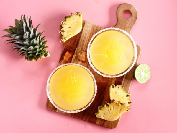 Напитка с ананас
Необходими съставки: 1 литър вода, 1 лимон, мед на сладост, няколко парчета пресен ананас. Преварете водата и я оставете да се охлади за няколко минути. Добавете меда, за да се разтопи добре, след това прибавете лимоновия сок и нарязания ананас.&nbsp;Снимка: istock