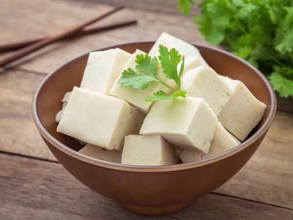 ТофуВ тофуто също се съдържат около 15 грама протеин за една малка порция.&nbsp;Снимка: istock