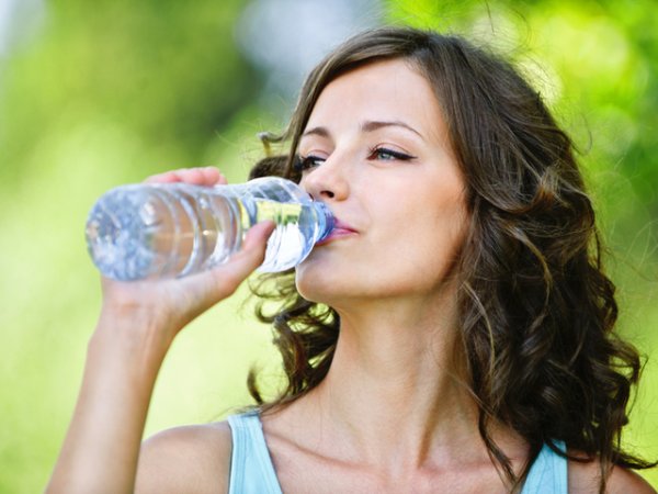 1. Не пиете достатъчно вода.Дори леката дехидратация оказва вредно влияние върху метаболизма. Тялото се нуждае от повече вода преди всяко хранене. Така продължителността на ситостта се увеличава. Пийте по 1-2 чаши вода 30 минути преди хранене.&nbsp;Снимка: istock