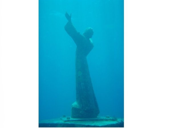 Сстатуята &bdquo;Исус от бездната&ldquo;? Тя се намира във водите на един от заливите и за нея се смята, че закриля рибарите. През 1957 година бива спусната на 17 метра дълбочина.&nbsp;Снимка: istock