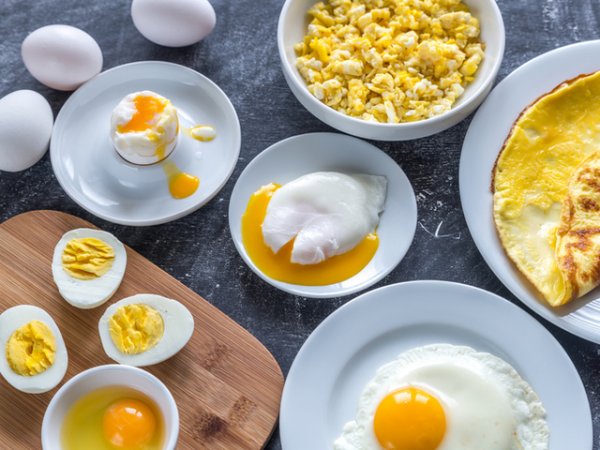 Яйца&nbsp;Яйцата са прекрасен източник на протеини, полезни мазнини, минерали, антиоксиданти, аминокиселини, витамини. Подходящи са за кетодиета. Можете да си приготвяте всевъзможни рецепти с тях за закуска, обяд и вечеря без угризения.&nbsp;Снимка: istock