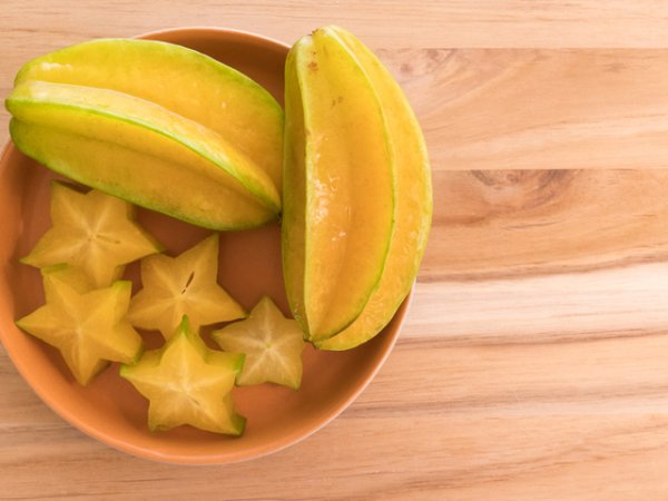 Карамбола (звезден плод)Карамболата е азиатски тропически плод, който прилича на звезда, когато е нарязан, откъдето идва и прякорът му. Той е беден на въглехидрати. В една чаша се съдържат около 5 грама, както и 4 грама фибри. В този вкусен плод се съдържат още калий и витамин С в добри количества.&nbsp;Снимка: istock