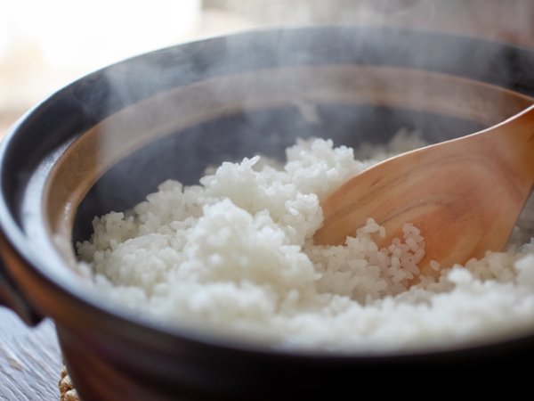 Ориз&nbsp;Може да изглежда, че оризът е подходящ за претопляне в микровълнова, но това не е така. Проблем с ориза може да възникне заради специфична бактерия, която се среща в него и която може да остави своите спори в ориза, тъй като микровълновата не е достатъчна да ги убие. Според изследване в International Journal of Food Microbiology, бактерията Bacillus Cereus е изумително устойчива на нагряване в микровълнова. Нейните спори могат да причинят хранително отравяне, ако се размножат в храносмилателния тракт.&nbsp;Снимка: istock
