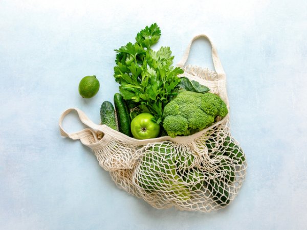 Листни зеленчуци&nbsp;Ако планирате да сготвите или претоплите зелени листни зеленчуци, по-добре го направете в стандартна фурна, а не в микровълнова. В микровълновата нитратите в зеленчуците се трансформират в нитрозамини, които могат да бъдат канцерогенни, пише thehealthy.com. Снимка: istock