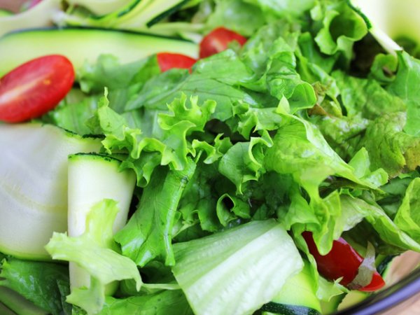 Къдрави салатиОще една причина да наблягате на къдравите салати през пролетта и лятото е богатството им на калций. Яжте големи купи със зелена салата хем за контрол на теглото, хем за здрави кости.&nbsp;&nbsp;Снимка: istock