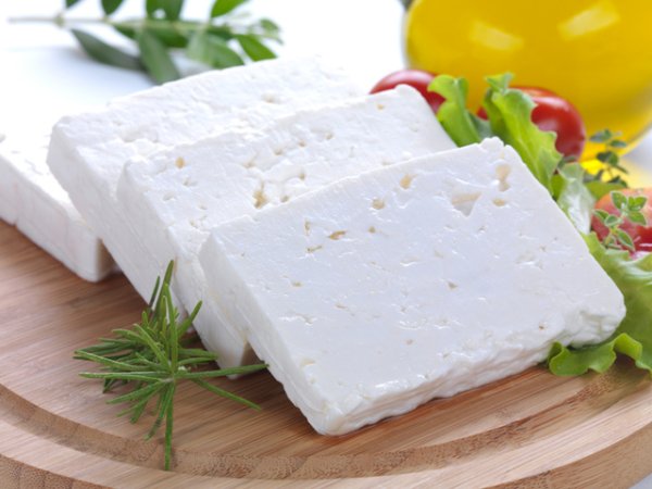 СиренеСиренето като млечен продукт е богато на калций. Някои видове сирена съдържат и малки количества витамин D, което допълва дневната необходимост от тези вещества, полезни за костите.&nbsp;Снимка: istock