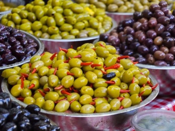 Храни с високо съдържание на полифеноли
Още едни храни, които могат да ни помогнат да намалим риска от депресия са тези, които съдържат полифеноли. Тези храни на растителна основа имат антиоксидантни свойства, които ни предпазват от хронични заболявания, дължащи се на увреждане от свободните радикали. Смята се, че полифенолите могат да подобрят депресията чрез регенериране на мозъчни клетки. Най-добрите хранителни източници с полифеноли са арония, бъз, горски плодове, мента, какао, маслини, чай, кафе, лук, спанак.&nbsp;Снимка: unsplash