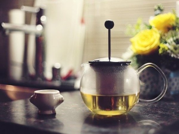 Зелен чай
Зеленият чай е един от най-полезните за нашите здраве и красота. Той съдържа високи нива на антиоксиданти, известни като полифеноли. Според редица изследвания, редовната консумация на зелен чай спомага не само за подобряване на метаболизма, но и за понижаване на високия холестерол. Учени смятат, че благодарение на полифенолите в зеления чай се инхибира абсорбцията на холестерол в червата и се подобрява процеса на неговото отделяне от организма.&nbsp;Снимка: pixabay