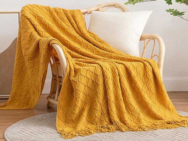 Уютът в дома се постига лесно - едно топло одеяло в по-ярък цвят е достатъчно атрактивен детайл, на който можете да заложите при промяна в декорацията. Снимка: Мебели Виденов