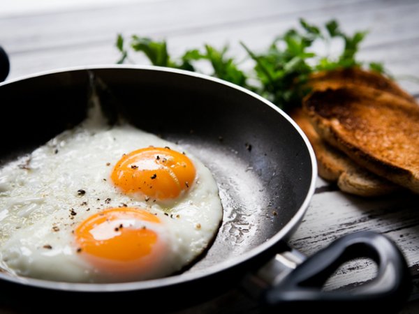 Яйца&nbsp;Яйцата са богати на цяла палитра хранителни вещества. Те са превъзходен начин да добавите повече протеини, полезни мазнини, витамини, минерали, холин в диетата си. Съдържат всички есенциални аминокиселини, от които организмът се нуждае. Жълтъкът им е богат на витамин А.&nbsp;Снимка: istock