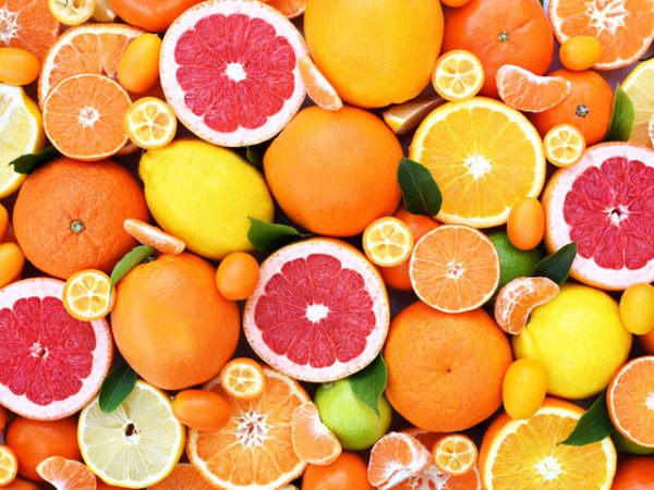 Цитрусови плодове&nbsp;Цитрусовите плодове са много богати на витамин С. Сред първенците от тях са киви, портокал, лимон, мандарини, грейпфрут. Хапвайте повече от тях. Те могат да помогнат в потискането на възпалението и да стимулират оздравителните процеси, според клиника Майо.&nbsp;Снимка: istock