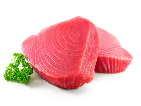 Риба тон, мазни риби&nbsp;Мазните риби са чудесен източник на витамин А. В една стандартна порция риба се съдържат близо 80% от дневната нужда на организма. Сред най-богатите на витамин А риби са риба тон, сьомга, скумрия, треска, херинга.&nbsp;Снимка: istock