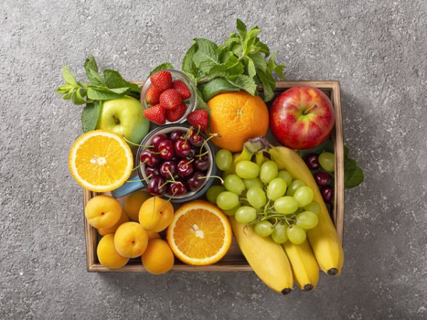 Плодове&nbsp;Плодовете са естествен десерт от природата. Те са сладки, сочни и вкусни. Освен това са чудесен източник на фибри, витамини, минерали, полезни въглехидрати, антиоксиданти. Редовната умерена консумация на плодове може да ви помогне да поддържате здравословно тегло, защото са бедни на калории. Плодовете намаляват риска от диабет тип 2, тъй като съдържат фибри, които забавят повишаването и усвояването на кръвната захар.&nbsp;Снимка: istock