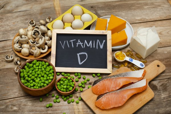Отдавнашни западни изследвания показват ролята на витамин D в поддържането на имунното здраве, а по-нови проучвания показват, че хората с ниски серумни нива на витамин D може да имат повишен риск от алергичен ринит. 
Според учени, приемането на витамин D3, който е по-бионаличен от D2 в комбинация витамин K2, осигурява синергични ползи. Храни, които са богати на витамин D са гъби, портокали, риба, млечни продукти. 
Снимка: istock