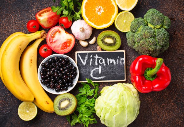 Витаминът е известен със своите антиоксидантни и противовъзпалителни свойства. Витамин С поддържа имунната функция и също така е доказано, че намалява количеството хистамин, което тялото ни произвежда в отговор на излагане на алерген. Него също можем да си набавим чрез хранителни добавки или консумирайки редовно свежи плодове и зеленчуци. 
Снимка: istock

