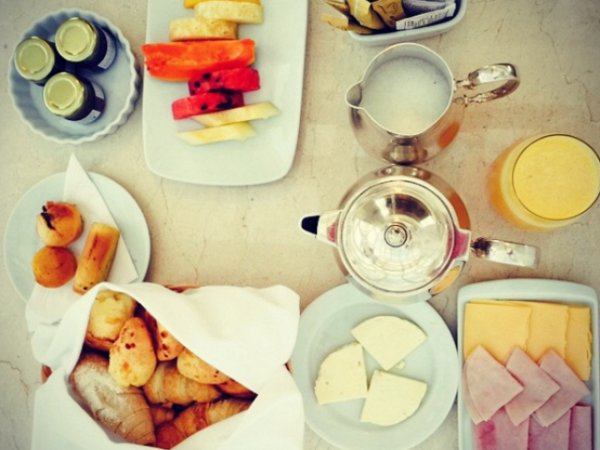 Адриана Лима
Бразилската красавица не се лишава от топли кроасани, парче шунка и сирене за закуска. Закуската й е разнообразна през дните от седмицата. Когато не хапва кроасани, обича да си приготвя смути с банан, ананас, спанак и кейл. &nbsp;&nbsp;Снимка: instagram