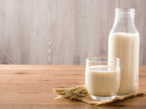 Прясно мляко&nbsp;Млякото и млечните продукти не са най-полезното нещо на света въпреки малкото количество усвояем калций и витамин D, които съдържат. Ако сте възрастен и се храните и с месо и яйца, злоупотребата с прясното мляко определено ще ви дойде в повече като калориен прием, както и като излишък от наситени мазнини, което няма да окаже положително влияние върху здравето.&nbsp;Снимка: istock