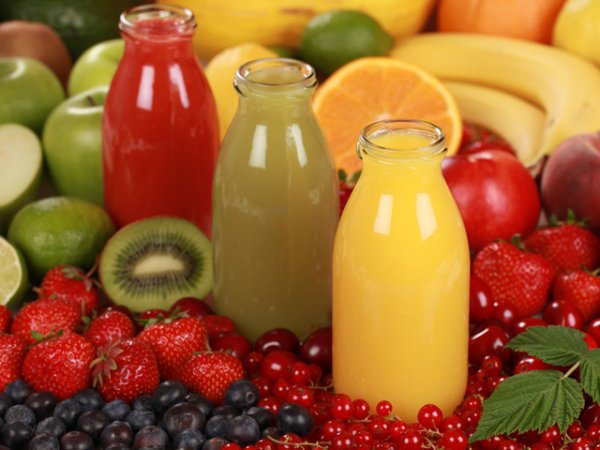 Плодови сокове&nbsp;Една модерна тенденция е детоксикирането чрез плодови или зеленчукови сокове, която се смята за много здравословна и полезна. Това не е съвсем така. Ако наблягате предимно на плодовите сокове можете да навредите на тялото си по няколко начина. Единият е внасянето на плодови захари в него в отсъствието на фибрите в пулпата и &bdquo;месото&ldquo; на плодовете, тъй като консумирате само сока от тях.&nbsp;Друг важен момент е метаболизмът на тялото, който започва още с дъвченето на храната в устната кухина. Докато дъвчете храната, в устата се отделят редица ензими, които разграждат част от веществата и ги отвеждат към кръвния поток още преди да сте преглътнали хапката си. Прескачайки тази важна стъпка в естествения кръговрат на обмяната на веществата вие пречите на усвояването им. Дъвченето на храната е много важно, затова плодовите и зеленчуковите сокове е добре да не заемат централна част в менюто ви и да заместват цели хранения. Снимка: istock