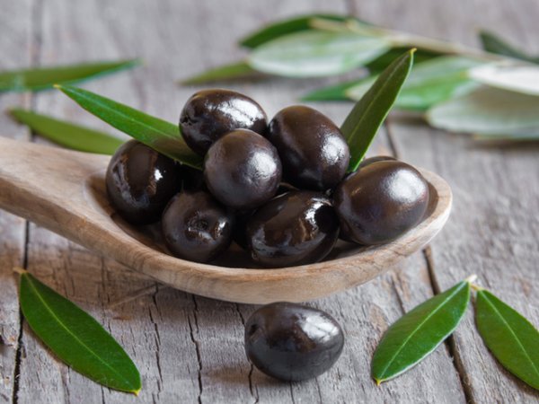 Черни маслини&nbsp;Черните маслини са изградени от около 90% полезни мазнини. Те са здравословни и необходими на организма. В тях се съдържат и много фибри, които са важни за състоянието на храносмилателния тракт, метаболизма и поддържането на стабилни нива на кръвна захар и инсулин.&nbsp;Снимка: istock