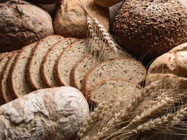 Пълнозърнест хляб&nbsp;Хлябът е доста богат на калории и е с ниско съдържание на витамини и фибри. Готовият хляб и още повече нарязаният хляб, дори да е наистина пълнозърнест, той е обогатен с консерванти, които да го поддържат в мек и добър търговски вид по-дълго. За предпочитане е да приготвяте сами хляба си, за да сте сигурни какво брашно съдържа и че няма вредни добавки.&nbsp;Снимка: istock