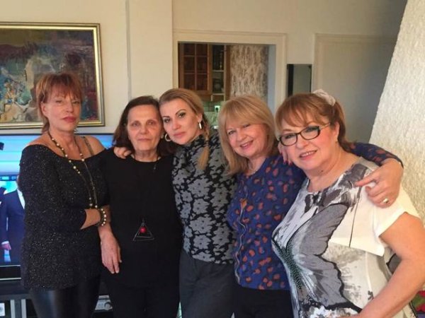 Илияна Раева написа, че на Коледа винаги е с най-близките си приятели, Маргарита Хранова, Анета Сотирова, Мария Димитрова и семействата им.