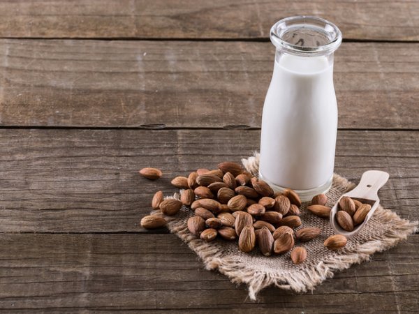 Бадемово мляко
Този вид мляко е отличен източник на витамин Е, който е и известен антиоксидант. Антиоксидантите предпазват кожните клетки от увреждане, причинено от свободните радикали. Те често причиняват необратимо увреждане на кожата, като оказват и негативен ефект върху колагена и еластина. Пийте бадемово мляко за здрава и млада кожа или хапвайте по-често сурови бадеми. &nbsp;Снимка: istock