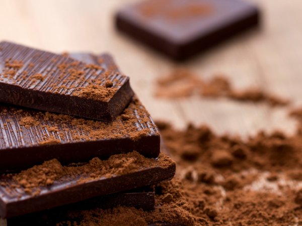 Черен шоколад
Любимото ни лакомство е богато на какаови флаваноли - растителни съединения с антиоксидантни свойства, които подобряват кръвообращението. Добетото кръвообращение е много важно за здравето и красотата на кожата.&nbsp;&nbsp;Снимка: istock