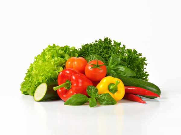 Зеленчуци
Зеленчуците са съществена част от ежедневното хранене. Хапвайте по-често спанак, червено зеле, кейл. Те са с високо съдържание на антиоксиданти, които предпазват от свободните радикали, които разрушават колагена в кожата.
Не пропускайте и червените зеленчуци като цвекло, домати и червени чушки, които са богати на ликопен, който повишава производството на колаген и предпазва кожата от вредното въздействие на слънцето. Към тях добавете и моркови, сладки картофи, тиква, които са заредени с витамин А, който възстановява колагена. &nbsp;&nbsp;Снимка: istock