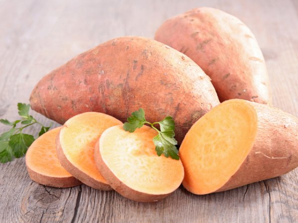 Сладки картофи
Сладките картофи са изключително богати на витамин В6. Ниските нива на витамина се свързват със симптомите на депресия. Ето защо е от съществено значение да добавяте сладки картофи по-често в менюто си.&nbsp;Снимка: istock