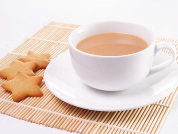 Чай от лайка с прясно мляко
Чаят от лайка доказано помага за облекчаване на тревожността и раздразнителността. От друга страна млякото съдържа конюгирана линолова киселина, която увеличава притока на кръв към мозъка и противодейства на ефектите на кортизола, който е хормон на стреса. &nbsp;Снимка: istock
