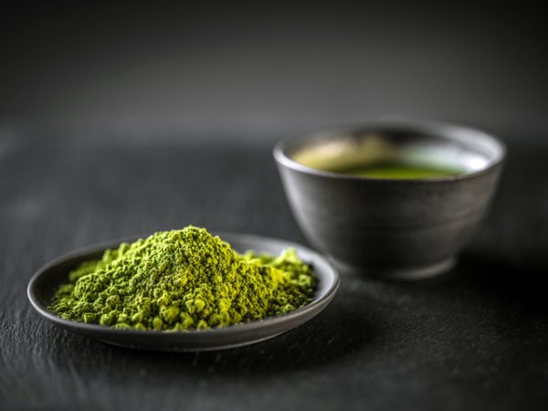 Зелен чай матча
Матча е зелен чай и един от най-богатите видове на витамини и антиоксиданти. Тези антиоксиданти предпазват кожата от вредните слънчеви лъчи и забавят стареенето й.&nbsp;&nbsp;Снимка: istock