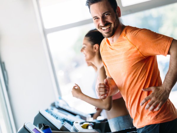 Твърде интензивни упражнения
Умерената физическа активност има редица ползи за нашето здраве, докато твърде интензивните упражнения може да засегнат здравето на сърцето. Ето защо е важно да се съобразите с възможностите на вашето тяло, дори и да спортувате от години. Не се пресилвайте, не се сравнявайте с други, които тренират интензивно.&nbsp;Особено вреден е и навикът &bdquo;тренировка през уикенда&ldquo; на хората, които са пасивни през работната седмица и използват уикенда за интензивни тренировки. Снимка: istock