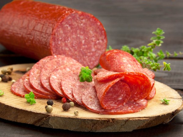 Не контролирате консумацията на месо
Факт е, че хората, които консумират твърде често червено месо, страдат от повишени нива на лошия холестерол и са изложени на повишен риск от сърдечни заболявания. Рискът се увеличава допълнително и чрез честата консумация на преработено месо като колбаси, пастети. Ето защо е добре да ограничите до минимум консумацията на колбаси, червено месо хапвайте не повече от два пъти в седмицата и включете в менюто си риба и птиче месо.&nbsp;Снимка: istock