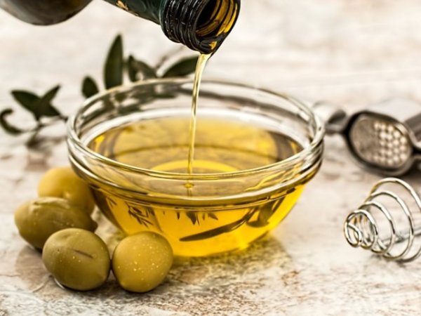 Зехтин
Зехтинът е едно от най-добрите масла в помощ на нашата красота и здраве. Подобно на кокосовото масло, то съдържа мастна киселина, наречена олеинова, която подхранва косъмчетата в дълбочина. Също така, маслиновото масло е богато на витамин Е, който стимулира растежа. Масажирайте върху веждите си няколко капки зехтин, като може да го комбинирате и с малко мед. След 30 минути изплакнете с хладка вода. Снимка: pixabay