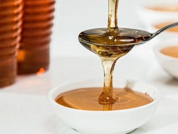 Грижа с мед
От хилядолетия медът е приеман като естествен лек, който може да помогне за подобряване състоянието и на кожата, когато е приложен върху нея.
Природният еликсир има противовъзпалително и антимикробно действие и освен че хидратира кожата в дълбочина, спомага за нейното успокояване. Върху почистена кожа нанесете малко количество мед. Оставете го да действа 10-15 минути и изплакнете с хладка вода.&nbsp;Снимка: Pixabay