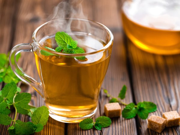 Зелен чайЗеленият чай се слави със своите противовъзпалителни свойства. Той съдържа много мощни антиоксиданти, които подмладяват кожата. Като допълнение зеленият чай предотвратява и рака на кожата. Пиенето на зелен чай доставя всички тези ползи на кожата, но той може да се прилага и външно.&nbsp;Снимка: istock