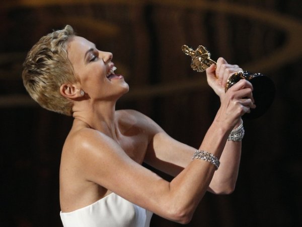 Южноафриканската актриса Шарлиз Терон държи статуетка "Оскар" преди да я поднесе на Куентин Тарантино за най-добър филмов сценарий. Снимка: Reuters