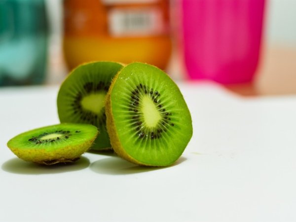 Киви
Кивито е друг отличен плод, който съдържа храносмилателния ензим актинидаин. Консумацията му помага за доброто храносмилане на протеините. Кивито е подходящо за хапване и ако страдаме от подуване на корема, запек. Високите количества витамин С пък, подпомагат защитните сили на организма.&nbsp;&nbsp;Снимка: pixabay