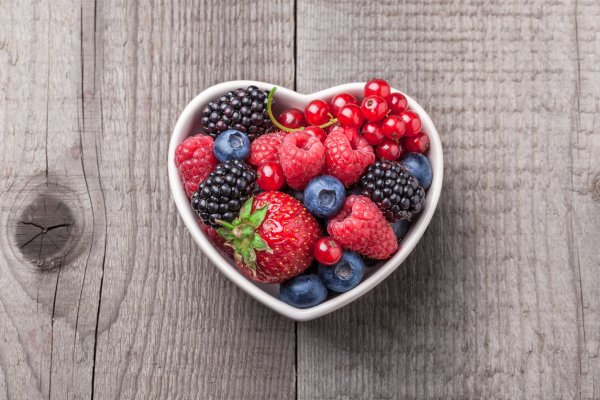 Горските плодове са едни от най-полезните, тъй като те ни осигуряват важни антиоксиданти и имат малко калории и захари. Докато червените боровинки са най-често препоръчваните вид горски плодове за здравето на пикочния мехур, други видове горски плодове също имат подобни ефекти. Ягодите, малините и боровинките имат високи нива на витамин С, който може да помогне за намаляване на развитието на бактерии в пикочния ви мехур. 

Освен това, тези плодове съдържат и голям процент вода, което помага за промиване на пикочната система, чрез редовно уриниране, което помага да избегнем инфекциите.
Снимка: istock