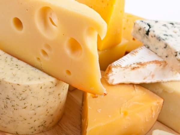 СиренеВ сиренето се съдържат големи количества калций. Освен това сиренето има свойството да неутрализира киселините в устата, особено предизвикани от консумацията на въглехидрати. Ето защо е добре да се храните като французите &ndash; едновременно с плодове и сирене. Така зъбите ви ще са здрави и бели. Снимка: istock