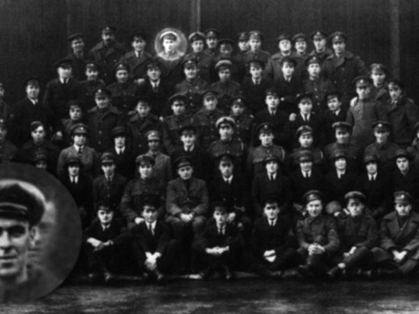 Ескадрилата на сър Годар
Във фотоалбума на сър Годар, който е участвал в Първата световна война, се намира и една странна снимка. След откриването на снимката, всички членове на групата разпознали на нея техния приятел Фреди Джаксън, който обаче загива два дни преди да се направи снимката. Ескадрилата е била заснета в деня на погребението на Фреди.
Снимка: Sceptic&nbsp;