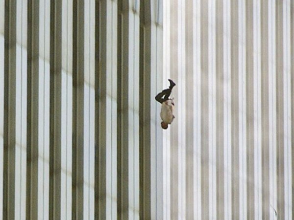 Падащият мъж
Тази снимка е направена от фотографа Ричард Дрю на 11 септември, 2001 година, денят на най-жестокитве терористични актове, извършени в САЩ. В рамките на няколко часа снимката обикаля целия свят. Много хора забелязват странната поза, в която човекът пада: тялото му е почти изправено надолу, което е изключително трудно. Идентичността на мъжа също не е разкрита до днес, въпреки че много американци са припознали мъжа за свой близък.&nbsp;
Снимка: Wikipedia Creative Commons