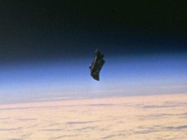 Черният рицар
Този неидентифициран обект е заснет през 1960 година от сателит и бива кръстен от специалистите в НАСА "Черният рицар". Оттогава насам неизвестният обект е бил забелязван многократно - да се появява и да изчезва от орбитата около Земята. Според експерти обектът е с изкуствен произход, но няма как да знаят със сигурност. Снимка: Nasa